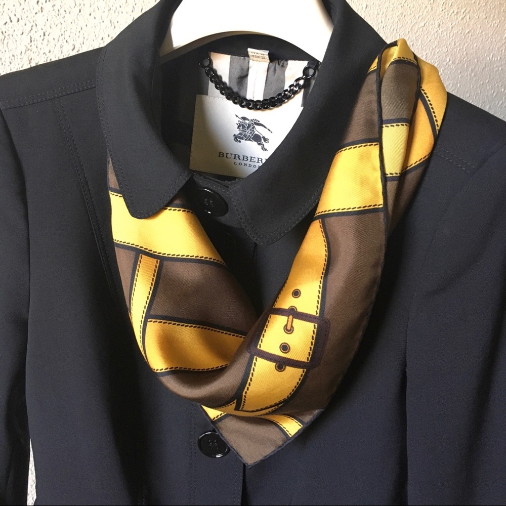 Burberry Scarf With belt motif - Picture 5 of 9
